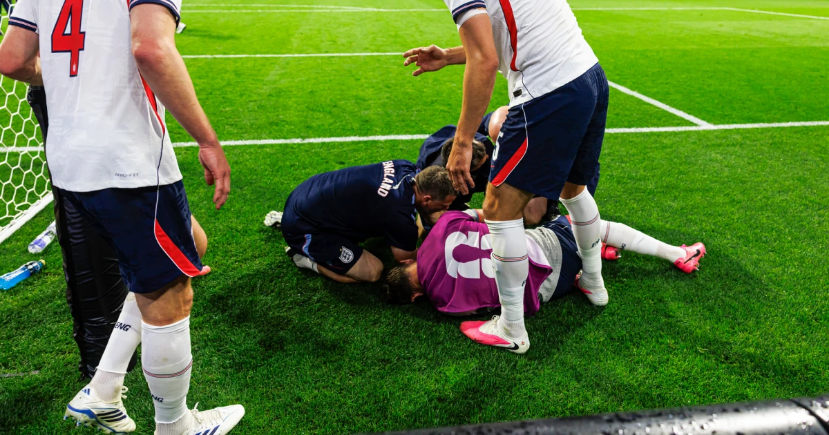 Jordan Henderson injured during post-match celebration at Estadio Azte