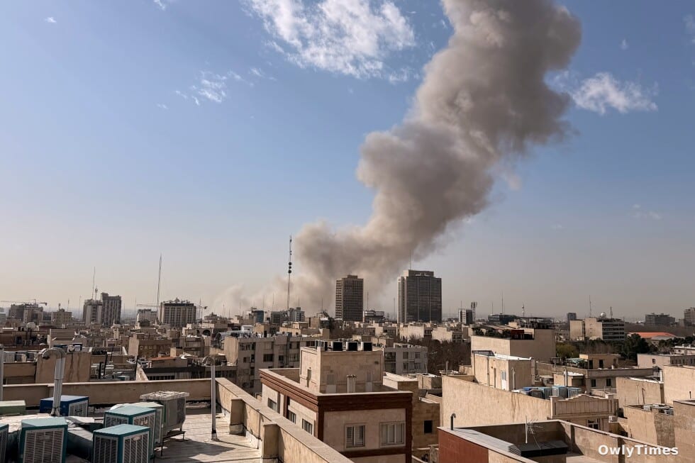Iran Strikes: Regime Change Gamble & Trump's Signal