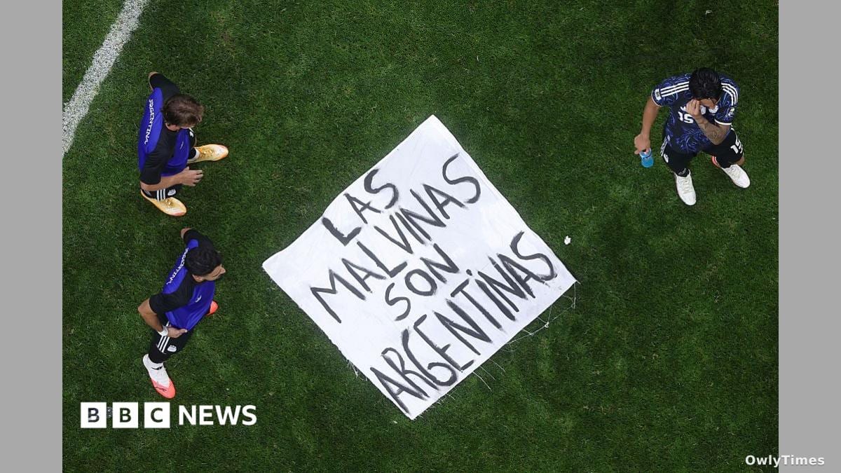 Argentina Players Raise Falklands Banner After World Cup Win