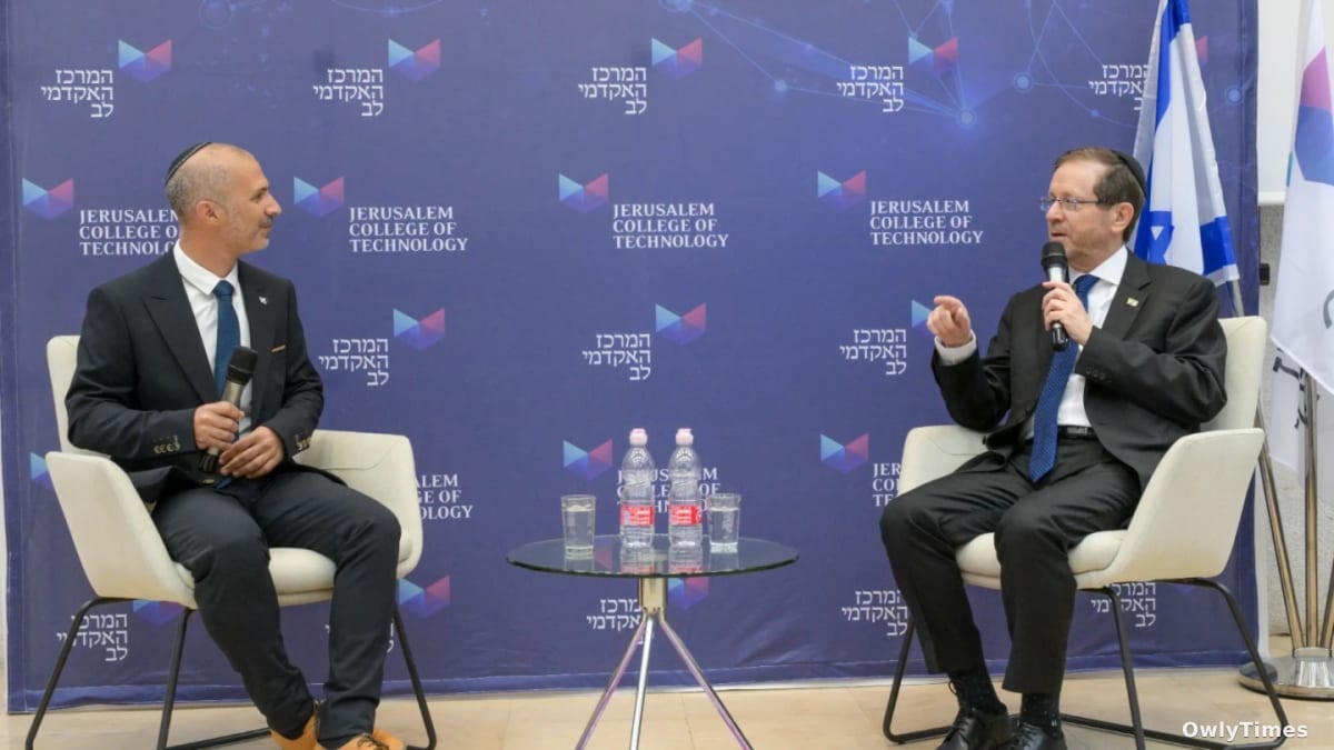 Herzog Visits JCT to Promote Faith and Science Integration