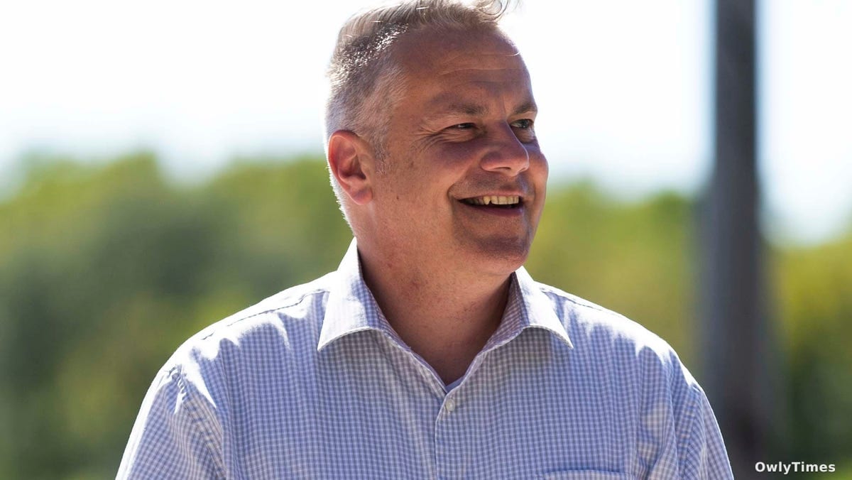Local TV Personalities Use Trust to Win Congress Seats
