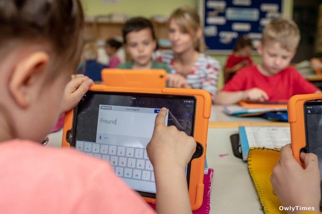 LAUSD Students Trade Learning Time for Digital Rewards in Classrooms